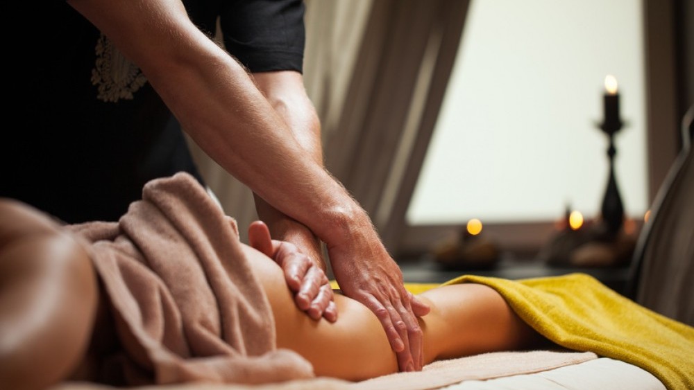 Как сделать эротический массаж девушке?